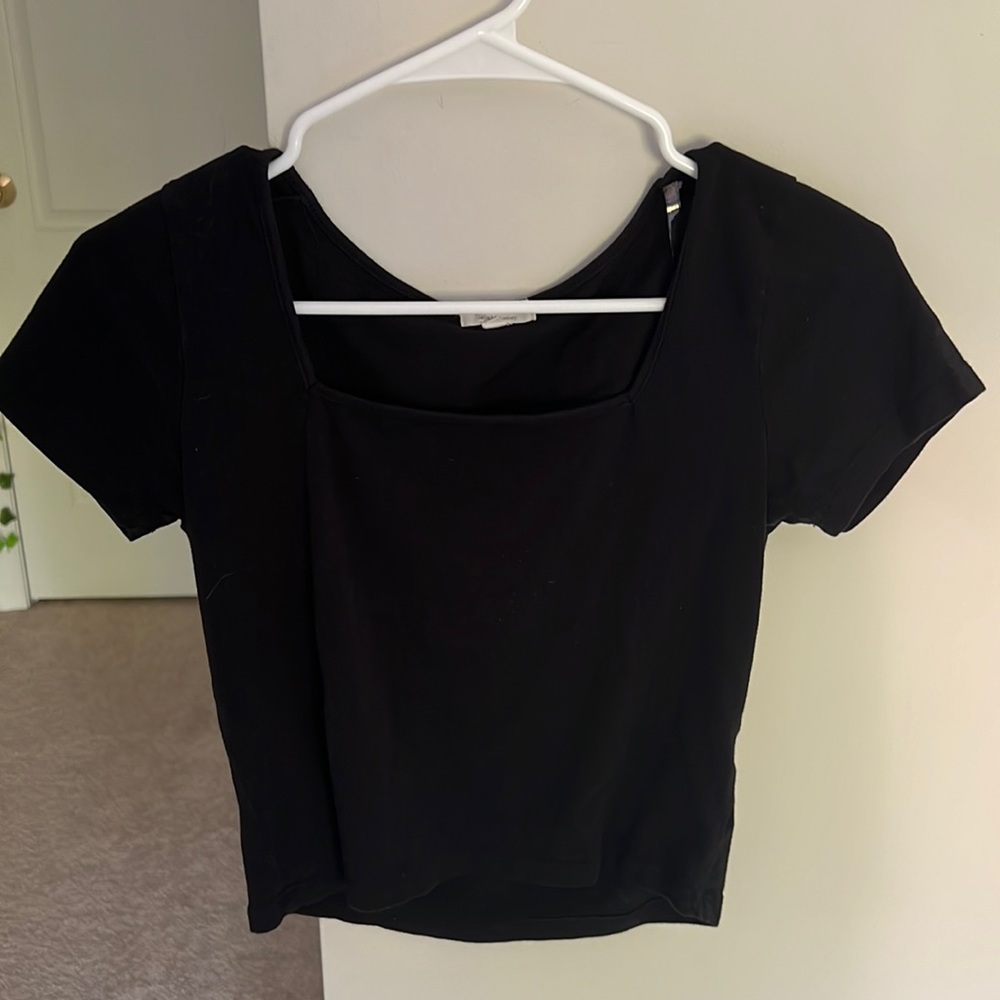 heart & hips low cut black cropped tee